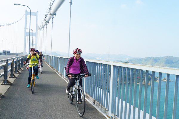 写真:しまなみ海道のオーダーメイドガイドツアーで来島海峡大橋を渡る様子