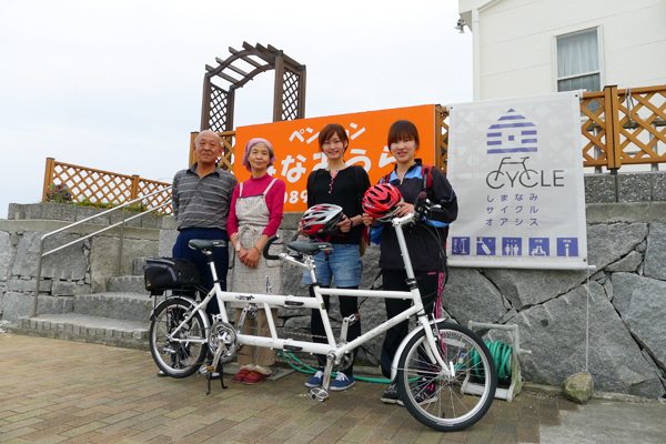 写真:しまなみ海道のオーダーメイドガイドツアーで大島のペンションのオーナー夫妻と記念撮影