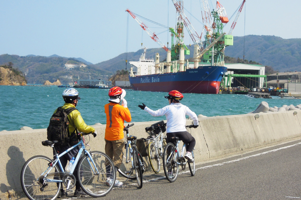 写真:しまなみ海道のオーダーメイドガイドツアーで大島の造船所の風景