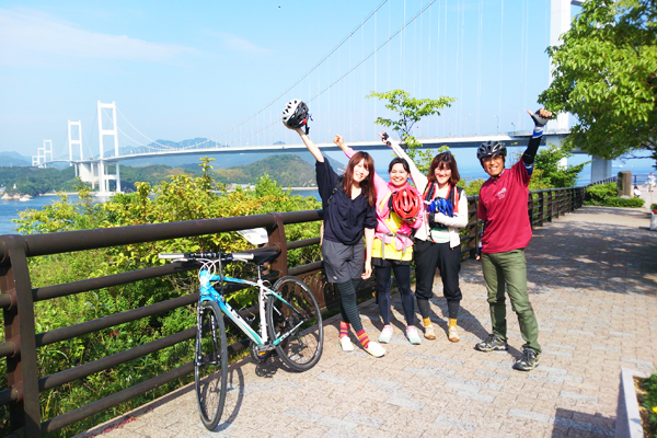 写真:しまなみ海道のオーダーメイドガイドツアーで来島海峡大橋を渡る