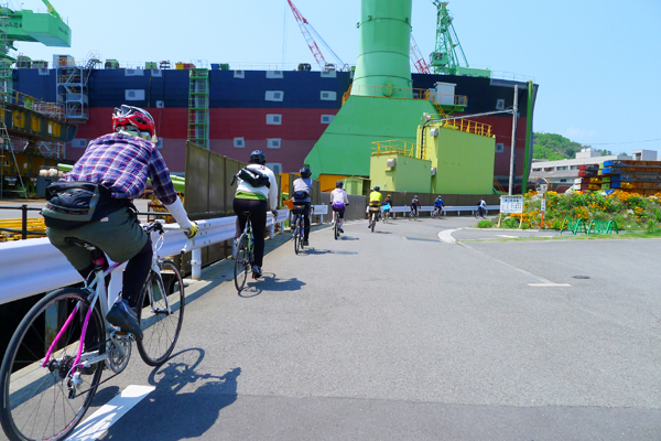 写真:しまなみ海道のオーダーメイドガイドツアーで伯方島の造船所の近くをサイクリング