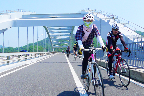 写真:しまなみ海道のオーダーメイドガイドツアーで大三島橋を渡る