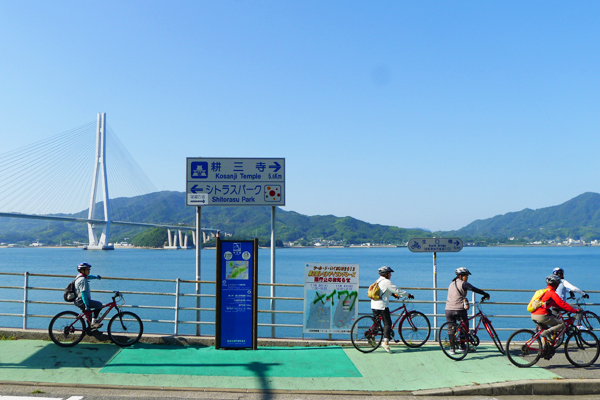 写真:しまなみ海道のオーダーメイドガイドツアーで多々羅大橋を渡って生口島へ