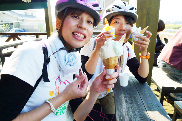 写真:しまなみ海道のオーダーメイドガイドツアーで生口島瀬戸田の名物ジェラートを食べる