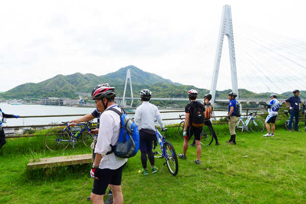 写真:しまなみ海道のオーダーメイドガイドツアーで生口橋を渡って因島へ