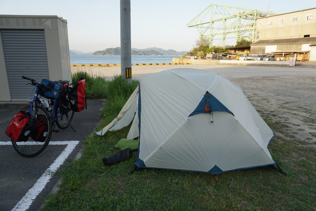 しまなみ自転車キャンプ　なみかた海の交流センター内　ゲストハウス「なみトみなと」の裏庭