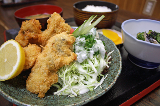 因島の「あづま食堂」のカキフライ定食は揚げたてのジューシー、大粒のカキが５つも