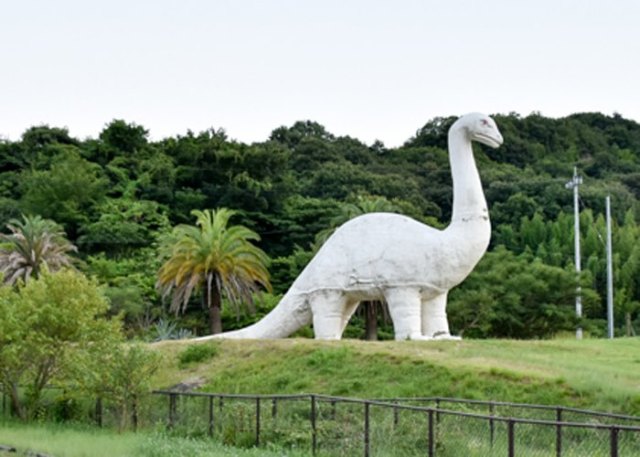 しまなみ海道因島ではっさく大福が有名な「はっさく屋」の入り口付近にある恐竜のモニュメント