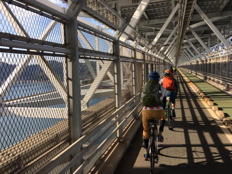因島大橋は四方八方囲まれた中を走る