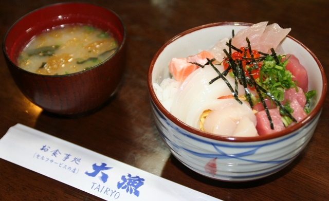 大三島の海鮮丼が有名な食堂「大漁」のしまなみ丼の写真