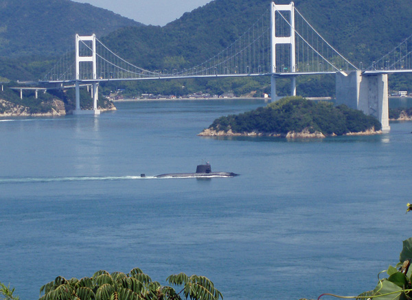 来島海峡大橋と潜水艦