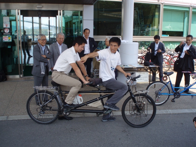 広島県知事とタンデム自転車に！