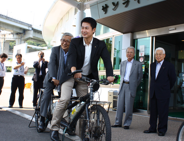 タンデム自転車にまたがる広島・愛媛県両県知事