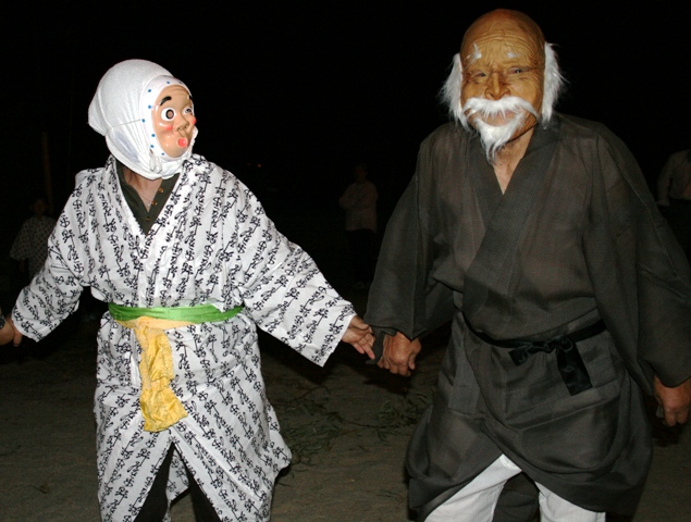 仮面をかぶり仮装して踊る口総地区の盆踊り
