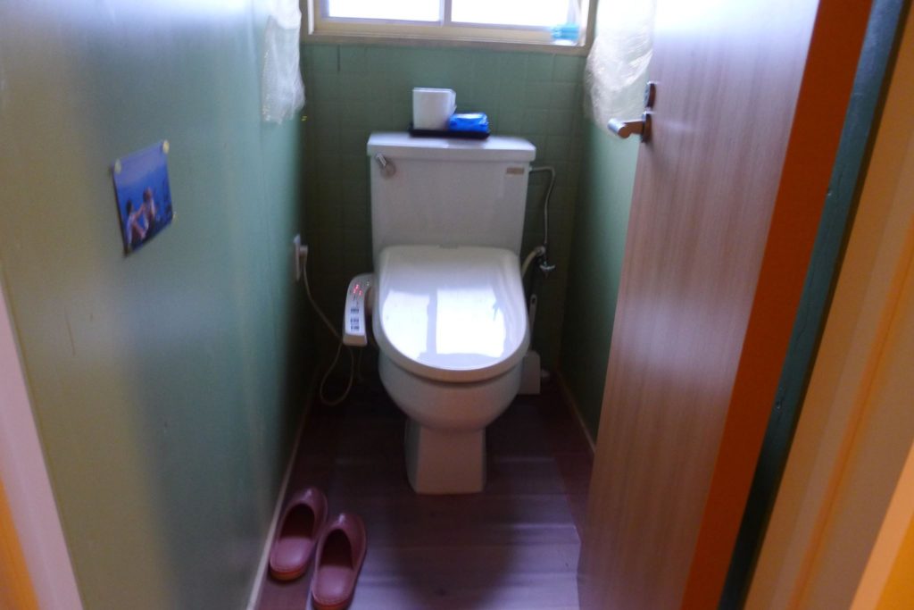 大三島のゲストハウスOHANAのウォシュレット付きトイレ