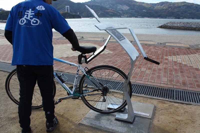 6人のシクロ・ツーリストのMr. Hakatajimaに自転車を停める方法１