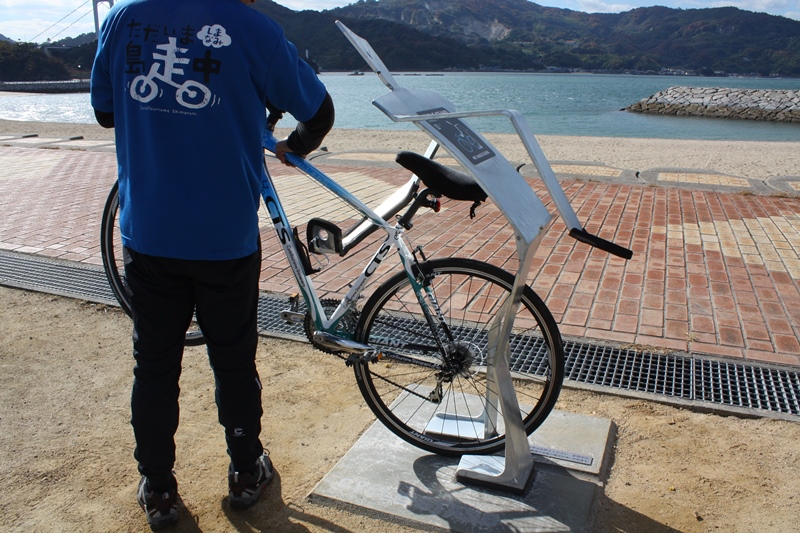 6人のシクロ・ツーリストのMr. Hakatajimaに自転車を停める方法２