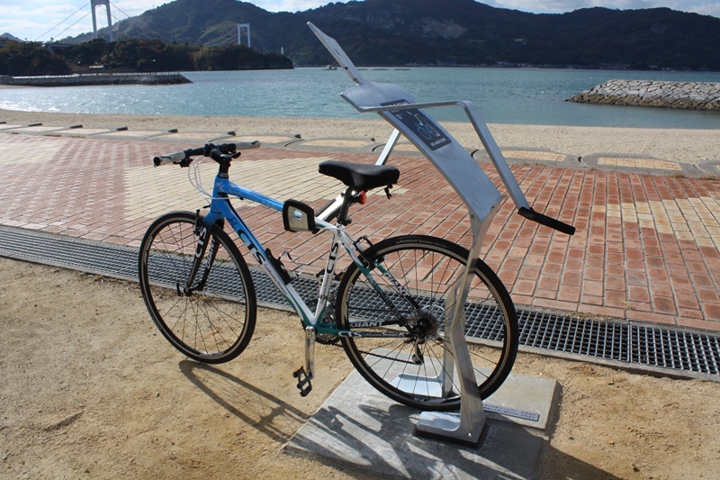 6人のシクロ・ツーリストのMr. Hakatajimaに自転車を停める方法３