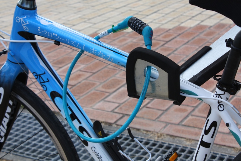 6人のシクロ・ツーリストのMr. Hakatajimaに自転車を停める方法４