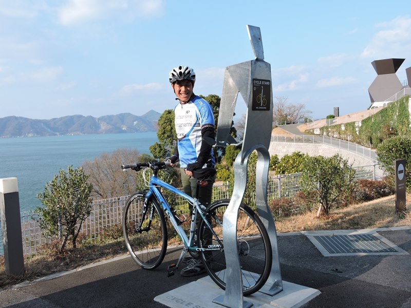 しまなみ海道の人型サイクルスタンドに自転車を駐輪する方法１