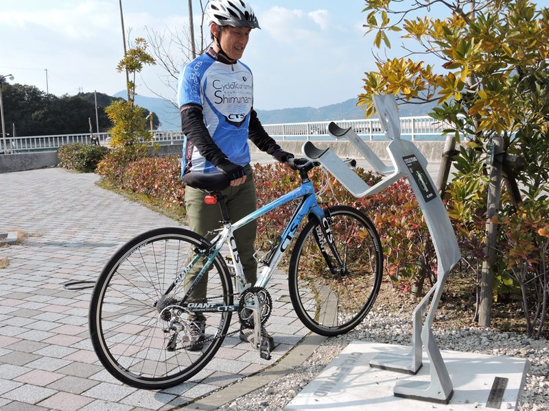 しまなみ海道の人型サイクルスタンドに自転車を駐輪する方法１