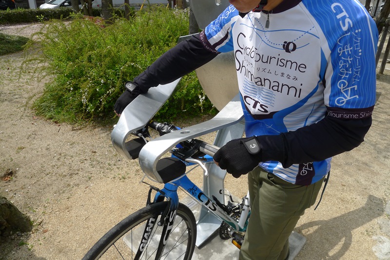 しまなみ海道の人型サイクルスタンドに自転車を駐輪する方法２