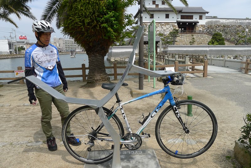 しまなみ海道の人型サイクルスタンドに自転車を駐輪する方法３