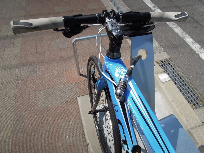 しまなみ海道の人型サイクルスタンドに自転車を駐輪する方法４