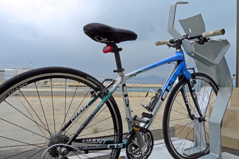しまなみ海道の人型サイクルスタンドに自転車を駐輪する方法３