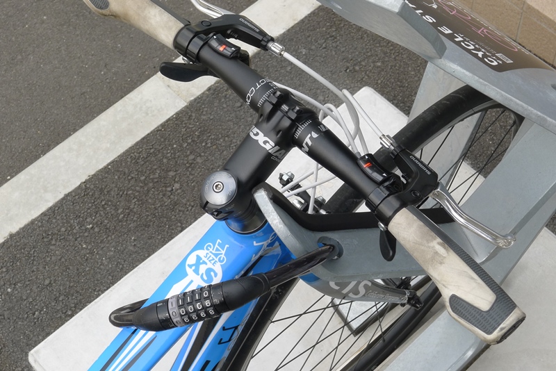 しまなみ海道の人型サイクルスタンドに自転車を駐輪する方法４