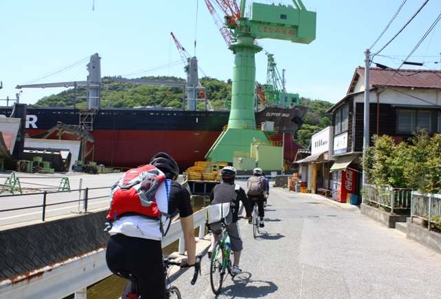 伯方島・造船所の風景の中をサイクリング