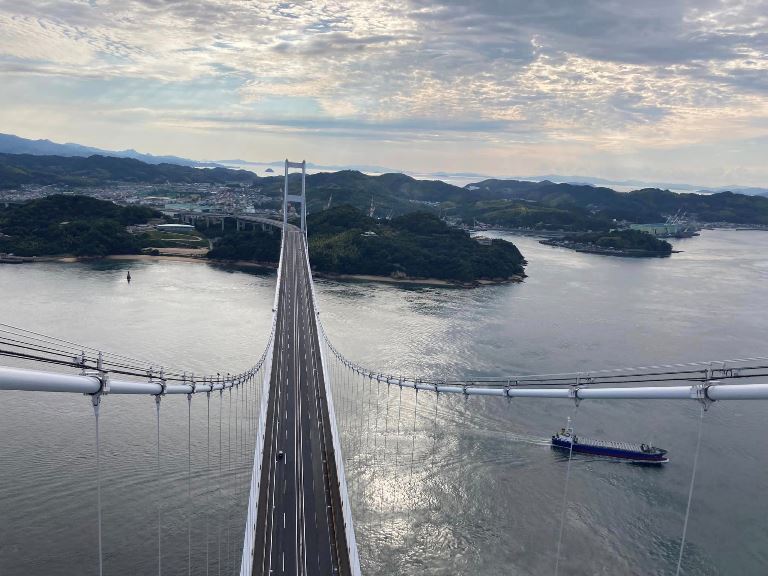 来島海峡大橋の塔頂から糸山方面の景色