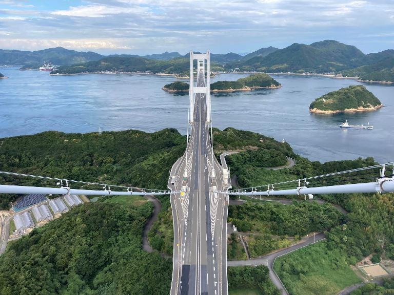 来島海峡大橋の塔頂から大島方面を眺める
