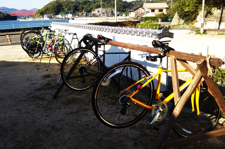 しまなみ海道・向島のアイスクリーム店 tsubuta SANK!の自転車置き場・サイクルラック