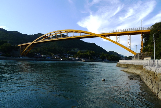 生口島から高根島にかかる黄色い橋