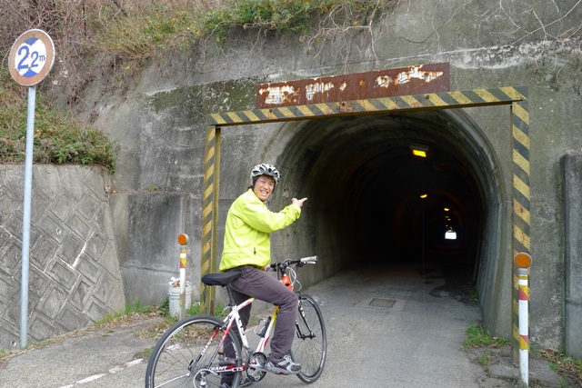 高根島の素掘りトンネル（内之浦隧道）