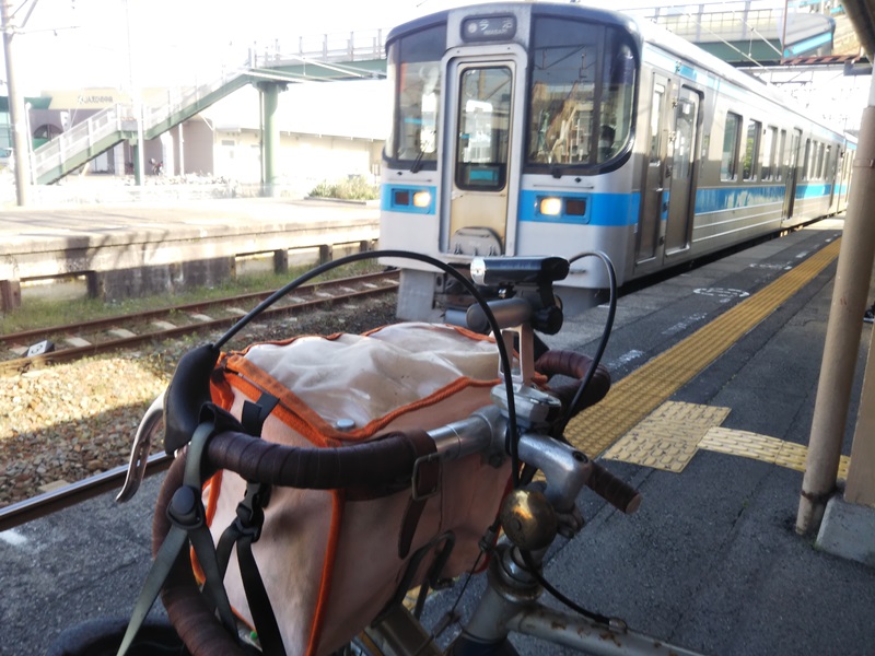 列車が伊予北条駅に到着